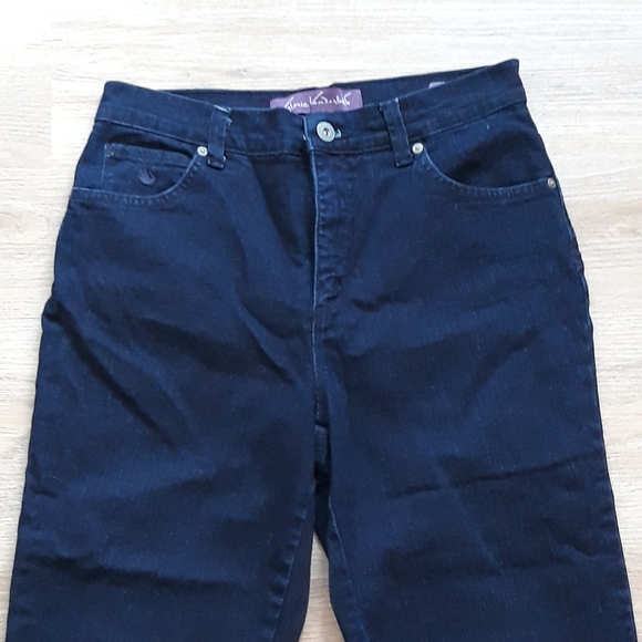Gloria Vanderbilt Amanda Classic Fit Cuffed Capri Jeans - Size 6 Dark Wash Denim - Picture 2 of 11